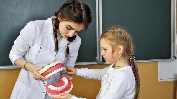 Волонтеры-медики увеличили объем профилактической работы в школах и вузах России